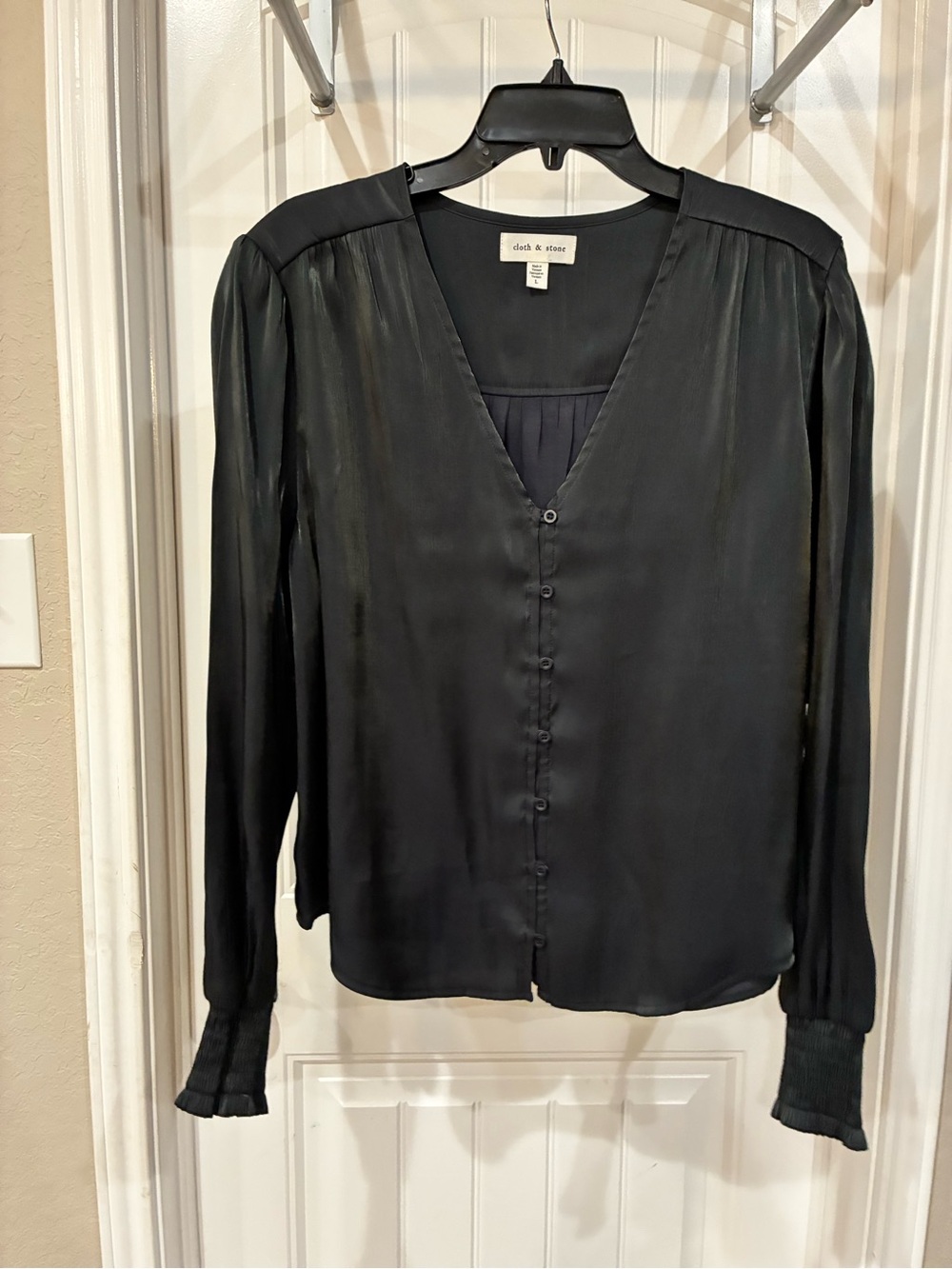 Cloth & Stone grayish Satin V-Neck Button Front Blouse